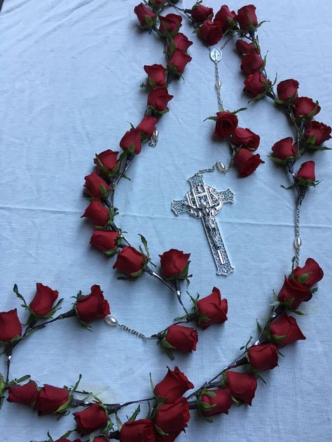 Red rose rosary Rosary Made Of Roses, Red Rosary Tattoo, Rosary Decor, Rosary Wallpaper, Rosary Tattoo Wrist, Rosary Aesthetic, Rosary Art, Rose Rosary, Flower Rosary