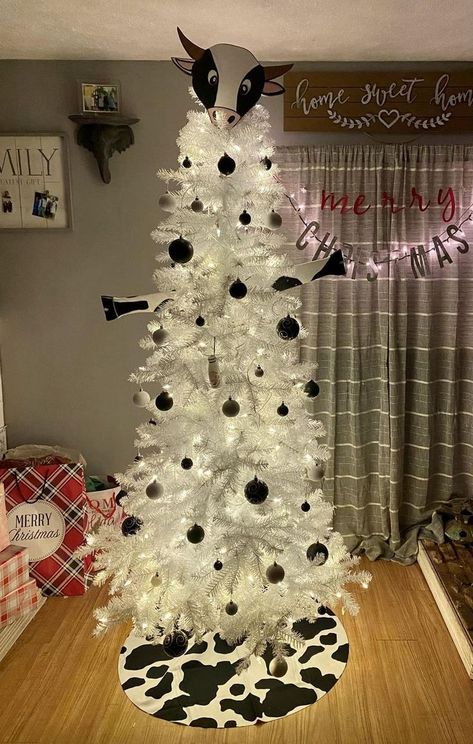 Cow Christmas Tree, Christmas Tree Project, Christmas Tree Alternatives, Evergreen Christmas, Tree Project, Southern Decor, Cow Christmas, Weekend Crafts