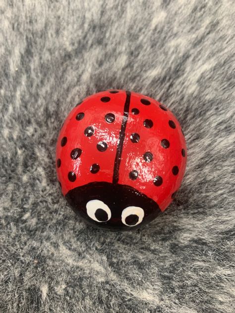 Rock Painting Ideas Easy Ladybug, Easy Ladybug Painting On Canvas, Rock Art Ladybug, Painting Ladybugs On Rocks, Rock Painting Ladybug Ideas, Rock Painting Ideas Bugs, Ladybird Rock Painting, Ladybug Stone Painting, Bug Rocks Painted Stones