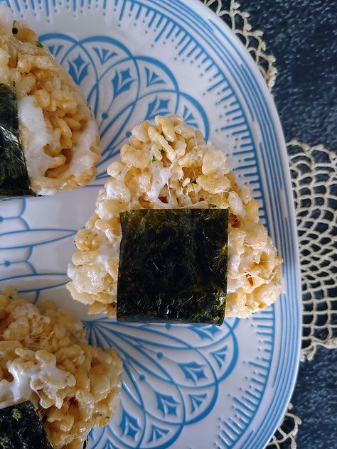 Rice Krispies Treats with Furikake shaped in a cute onigiri shape. Krispy Rice Recipes, Furikake Rice Krispies, Hawaii Recipes, Flavored Rice, Krispy Treats, Hawaii Food, Cereal Treats, Asian Snacks, Rice Krispy