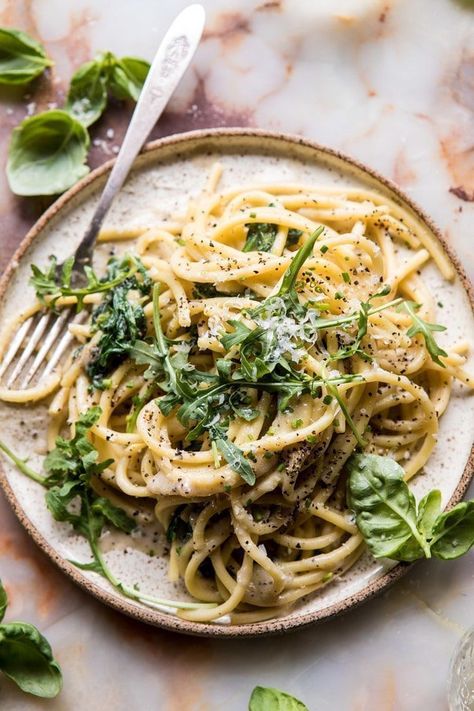 Cacio e Pepe with Arugula and Lemon | halfbakedharvest.com #pasta #easy #recipes Arugula Recipes, Half Baked Harvest Recipes, Pasta Alternative, Fitness Content, Dinners To Make, Harvest Recipes, Half Baked, Half Baked Harvest, Keto Food