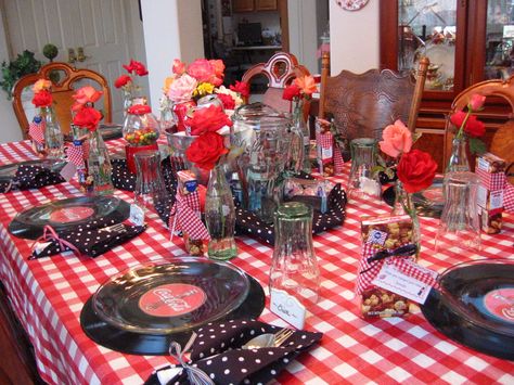 old vinyl records make fun underplates for informal table setting Coca Cola Party Theme, Coke Party, Ideas For Kitchen Decor, Coca Cola Party, 50s Theme Parties, Sock Hop Party, Rock N Roll Party, 50s Party, 50s Diner