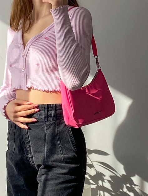 Pink Baguette Bag Outfit, Pink Shoulder Bag Outfit, Hot Pink Bag Outfit, Small Bag Outfit, Baguette Bag Outfit, Pink Bag Outfit, Pink Bags Outfit, Sling Bag Outfit, Shoulder Bag Outfit