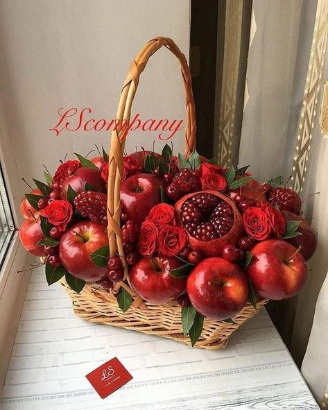 Fruit Basket Diy Gift, Fruit Flower Basket, Fruit Bouquet Ideas, Edible Fruit Arrangements, Fruit Hampers, Food Bouquet, Edible Bouquets, Fruit Basket Gift, Flower Box Gift