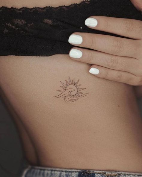 Zee Tattoo, Wellen Tattoo, Beachy Tattoos, Tattoo Sonne, Sun Tattoo Designs, Sunset Tattoos, Palm Tattoos, Summer Tattoo, Small Pretty Tattoos