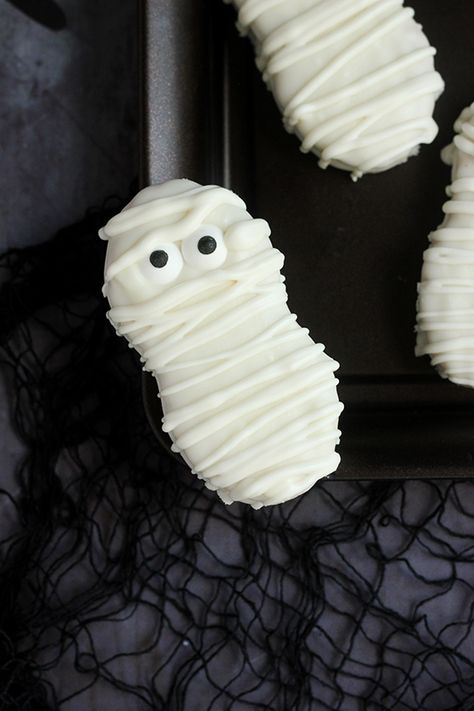 Butter Butter Mummies, Nutter Butter Mummy Cookies, Nutter Butter Mummies, Mummy Nutter Butter Cookies, Halloween Nutter Butter Cookies, Nutter Butter Ghost Cookies, Easy Halloween Punch, Quick Halloween Snacks, Halloween Mummy Cookies