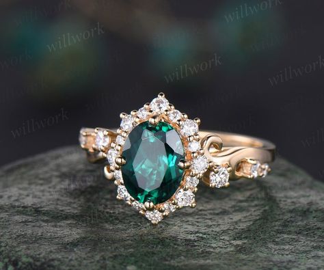 Engagement Ring Halo, Emerald Ring Vintage, May Birthstone Rings, Ring Halo, Dream Engagement Rings, Gold Art Deco, May Birthstone, Ring Ideas, Emerald Engagement