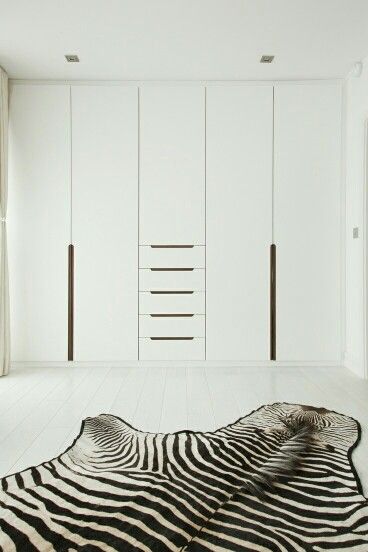 Nice Fitted Wardrobes Bedroom, Garderobe Design, Armoire Storage, Zebra Rug, Bedroom Cupboards, Bedroom Cupboard, Fitted Bedrooms, White Wardrobe, Diy Wardrobe