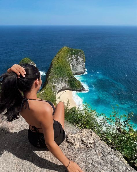 Kelingking Beach Bali, Backpacking Asia Outfits, Bali Picture Ideas, Bali Photo Ideas, Bali Pics, Bali Outfit, Bali Travel Photography, Kelingking Beach, Nusa Penida Bali