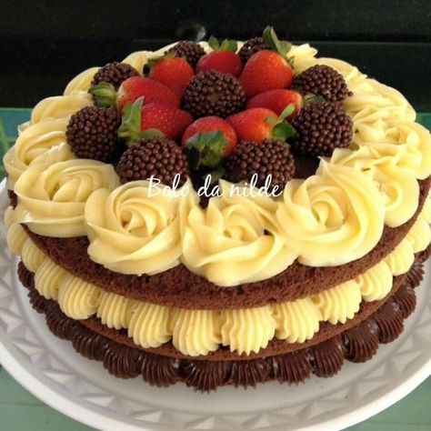 Tårta Design, Super Torte, Torte Creative, Cake With Strawberries, Cake Icing, Fancy Cakes, Food Cakes, Sweet Cakes, Pretty Cakes