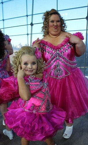 “Honey Boo-Boo Child” And Mom Dressed In The Same Pageant Outfit made by me for the Anderson Cooper Show. Mom Makeover, Pageant Mom, Toddlers And Tiaras, What I Like About You, Pageant Outfits, Honey Boo Boo, 웃긴 사진, Pageant Dress, Mom Dress