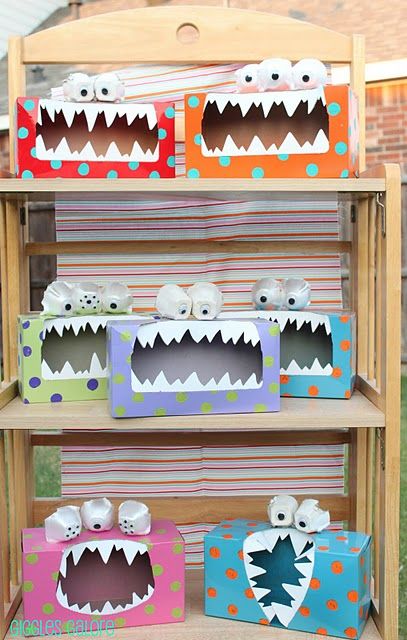 Tattle Monsters...students write down their problems to "tell" the monster. Made using a tissue box and an egg carton!...cute idea for younger kids! Tattle Monster, Halloweenpyssel Barn, Monster Teeth, Diy Halloween Dekoration, Monster Treats, Monster Box, Halloween Infantil, Manualidades Halloween, Crafty Kids