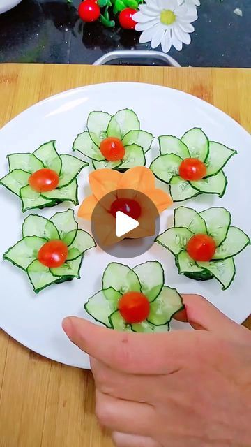 Cucumber Food Art, Cucumber Art, Pizza Party Food, Salad Decoration Ideas, Salad Decoration, Fancy Foods, Vegetable Decoration, Vegetable Art, Mini Cucumbers