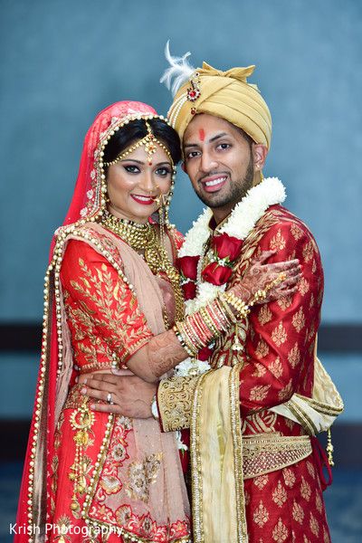 Cupale Pose, Clojap Photo, Couple Pose Wedding, Wedding Couples Poses, Wedding Couple Photography Poses, Wedding Couple Pose, Couple Poses Wedding, Wedding Photography India, Indian Wedding Pictures