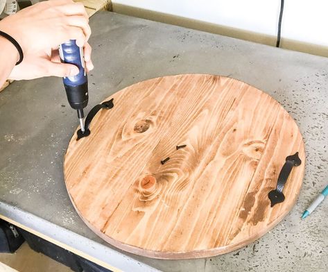 Looking for a beginner friendly wood working project? Then this easy DIY circular serving tray is the perfect project for you! The best part is it’s super budget savvy to make. I see you, you with the itch to make something amazing but not quite sure where to start. Maybe you don’t have all the fancy tools yet but you are ready to start creating! If that sounds like you then you have come to the right place! If you do have the fancy tools but just want a cool project then this is the r… Diy Round Tray, Farmhouse Tray Diy, Diy Tray Decor, Diy Serving Tray, Farmhouse Tray, Kitchen Tray, Tray Wood, Diy Tray, Round Serving Tray