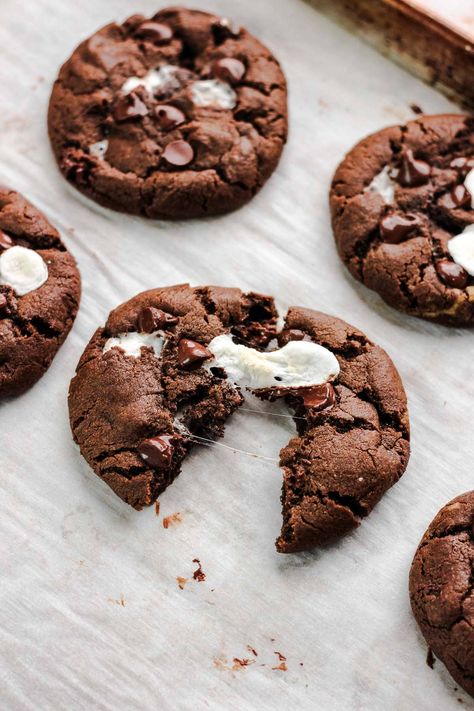 Gooey Chocolate Marshmallow Cookies Recipe | Baked Abundance Cookie Recipes With Mini Marshmallows, Choc Marshmallow Cookies, Chocolate Marshmallow Cookies, Insomnia Cookies, Crispy Chocolate Chip Cookies, Cookie Recipes Chewy, Chewy Chocolate Cookies, Marshmallow Cookies, Xmas Treats