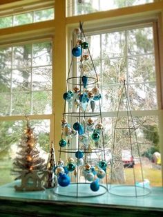 Display Christmas Ornaments For Sale, Tomato Cage Ornament Display, Alternative Ornament Displays, Selling Ornaments Display, Retail Ornament Display Ideas, Ornament Holder Display Diy, Ornament Hangers Display, Display Ornaments Without A Tree, Ways To Display Christmas Ornaments