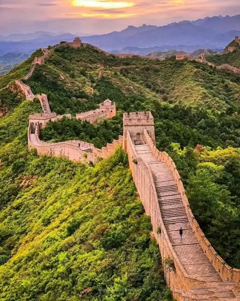 the great wall in china💙 Many Eyes, China City, Landmarks Art, Netflix Free, Great Wall Of China, Best Sunset, Park Ranger, Wonderful Picture, Seven Wonders