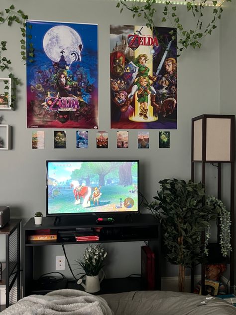 Geeky Bedroom Ideas, One Piece Themed Room, Zelda Themed Bedroom, Zelda Home Decor, Nerdy Living Room Ideas, Zelda Inspired Room, Zelda Room Ideas, Zelda Themed Room, Legend Of Zelda Decor