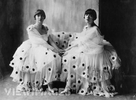 The Sisters G, Aka The Dolly Sisters Mr Selfridge, Dolly Sisters, Ziegfeld Follies, Sister Pictures, Burlesque Show, Motif Art Deco, Sister Act, Portrait Vintage, Rose And Rosie