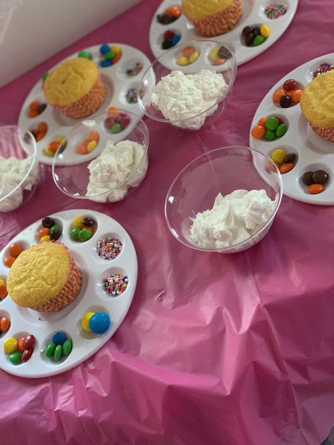 Decorate Cupcake Party, Cupcake Decorating Party Setup, Diy Cupcake Party, Diy Cupcake Decorating Party, Ways To Display Cupcakes For A Party, Lankybox Birthday Decorations, Cookie Baking Party Ideas, Cupcake Decorating Class Ideas, Decorating Cupcakes For Kids