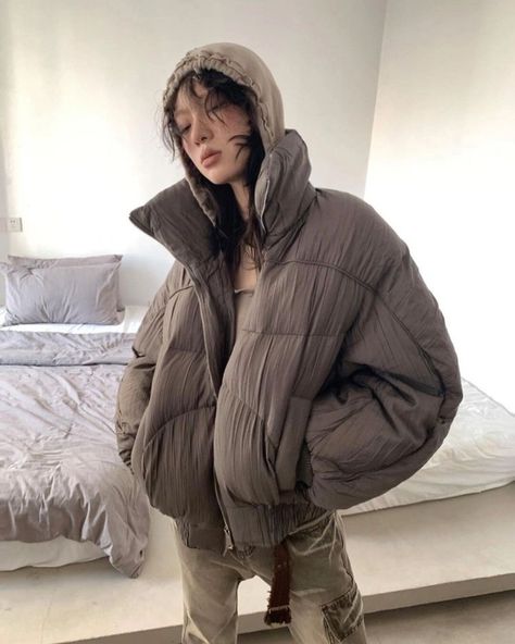 Winter Goth, Acubi Fashion, Dope Fits, Puffy Jacket, Fashion Winter, Mode Vintage, Dream Wardrobe, Puffer Jacket, Winter Outfits