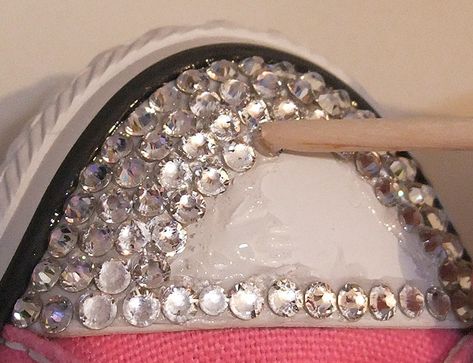 How To Bling Converse Diy, Converse Tutorial, Diy Converse, Bedazzled Shoes, Bling Converse, Shoe Makeover, Diy Sneakers, Bling Shoes, Glitter Shoes