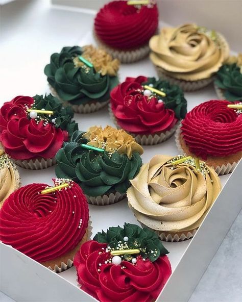 These green, red, and gold cupcakes are truly beautiful and would make the perfect dessert at your Christmas dinner party or any other gathering around the holiday season. #Christmas #ChristmasParty #ChristmasPartyIdeas #Cooking #Cake #Cakes #Cupcake #Yummy #Baking #Cupcakes #CupcakeRecipes #CupcakeIdeas #BakingIdeas Decadent Recipes, Birthday Party Dinner, Christmas Cupcakes Recipes, Cupcakes Christmas, Cranberry Dessert, Decoration Patisserie, Christmas Cake Pops, Christmas Cake Designs, Holiday Cupcakes