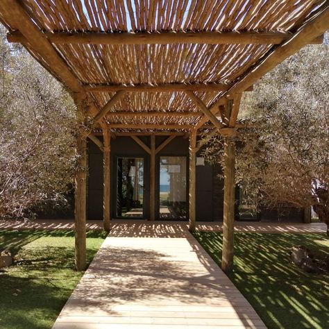 Flat pergola Eucalyptus grandis - Africa Style Africa Style, Outdoor Retreat, Africa Fashion, Zambia, Beach Resorts, In Water, South African, To Play, Pergola