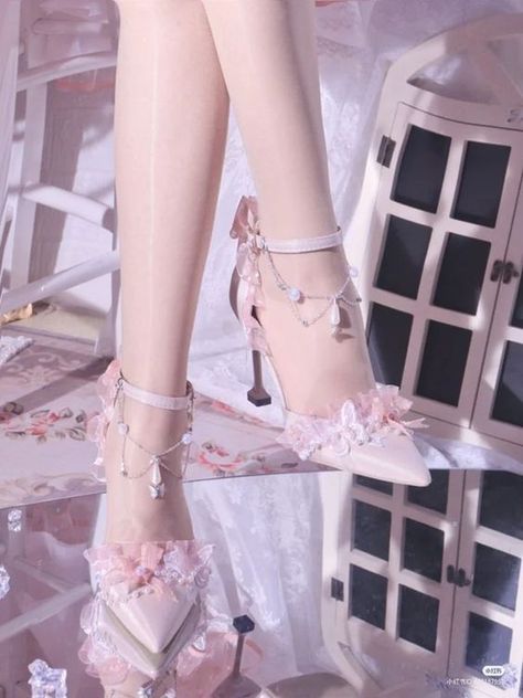 ً on Twitter: "https://t.co/bsFV08n3Ol" / Twitter Fairy Heels, Elegant Shoes Heels, Fairy Shoes, Pretty Heels, Fashion Shoes Heels, Fairytale Fashion, Cute Shoes Heels, Kawaii Shoes, Shoes Outfit Fashion