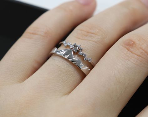 Acotar Starry Mountains Ring,Night Court Ring,Velaris Ring,Mountain Ring,Feyre Ring,Couple Ring, Bookish Jewelry,Bookish Ring,Bookish Gifts 💕ITEM DETAILS Acotar Starry Mountains Ring Materials: S925 sterling sliver Color: Silver or Gold Size: Women-star: 4-8US Men-mountain: 5-10US 💕SHIPPING & RETURNS Tracked available to select at checkout  Returns accepted, simply message on Etsy within 1 month of receiving your order Velaris Ring, Acotar Ring, Feyre Ring, Bookish Rings, Starry Mountains, Acotar Jewelry, Mountains Ring, Bookish Jewelry, Starfall Ball