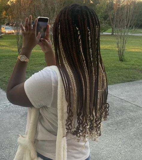 Brown Braids With Blonde Peekaboo, Peekaboo Box Braids Brown, Peakaboobraids Black And Blonde, Brown And Blonde Peekaboo Braids, Black And Blonde Peekaboo Braids, Brown Peekaboo Braids, Box Braids Peekaboo Color, Brown And Blonde Knotless Braids, Blonde And Black Knotless Braids