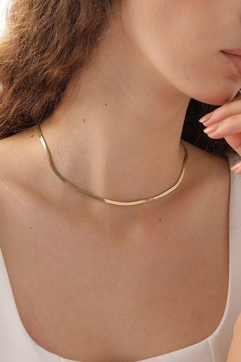 We creating this handmade flat snake chain necklace you see mother using 925 sterling silver and 14k gold. It is the perfect accessory that will suit your shine or make it feel special. It will be a unique gift that will add meaning to your precious days such as graduations, birthdays, mother's days, wedding events. If you like the personalized jewelry we have created for you, you can look at we other designs here: https://www.etsy.com/shop/DaintyPersonalizedCo Check out our social media @dainty Flat Necklace Gold, Chain For Women Neck, Snake Gold Necklace, Simple Gold Necklace Indian, Gold Chains For Women Design, Flat Snake Chain Necklace Gold, Chain Designs Gold Women, Aesthetic Gold Chain, Minimal Necklace Silver