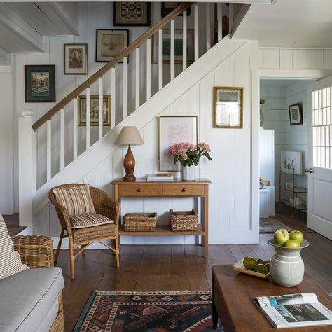 Corner Staircase Ideas💖💖💖 Cottage Style Staircase, Cottage Staircase Ideas, Exposed Staircase, Staircase Nook, Corner Staircase, Staircase Landing Decor, Open Staircase Ideas, Cottage Staircase, Landing Decor