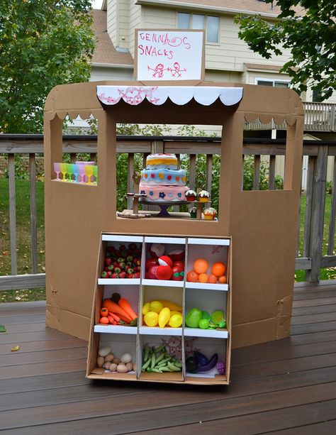 I'm still procrastinating, you guys. So last night I thought I'd play with cardboard - the grandest way I know to avoid sewing things I'm ... Cardboard Forts, Diy Karton, Carton Diy, Kids Market, Ikat Bag, Cardboard Box Crafts, Cardboard Toys, Aktivitas Montessori, Diy Cardboard