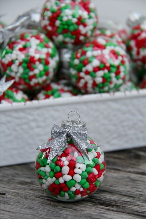 If you are looking for a simple holiday decorating or gift idea, I've got the perfect one, and it's so easy that kids can do it. The directions for making these candy filled ornaments is over at the Nestlé site Simply Celebrate. Disclosure: I was compensated by Nestlé for the creation of content on Simply Celebrate. Candy Filled Ornaments, Filled Ornaments, Christmas Candy Gifts, Presente Diy, Candy Crafts, Christmas Favors, Christmas Party Favors, Cadeau Diy, Fun Craft