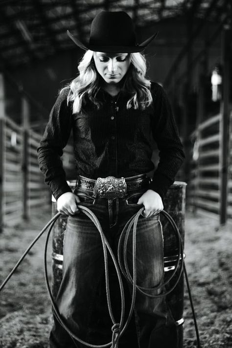 Rodeo Photoshoot, Rodeo Photography, Boy Senior Portraits, Horse Photography Poses, Team Roper, Senior Season, Grad Pictures, Horse Photo, Barrel Racer