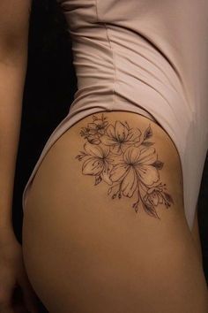 Discreet Tattoos For Women, Hip Tattoo Designs, Side Thigh Tattoos, Tato Minimal, Hip Thigh Tattoos, Hip Tattoos Women, Bff Tattoos, Tattoo Women, Full Sleeve Tattoos