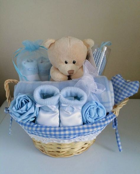 Shower Gift Basket Ideas, Perlengkapan Bayi Diy, Baby Boy Gift Baskets, Idee Babyshower, Baby Shower Baskets, Baby Shower Gift Basket, Ge Bort, Diy Baby Gifts