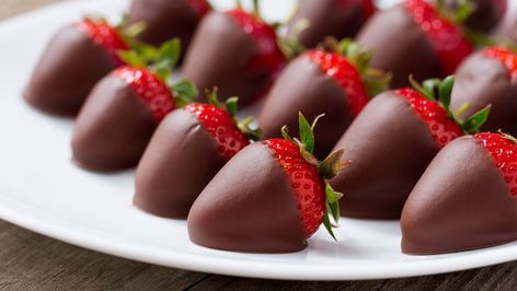 The Biggest Mistake You're Making With Chocolate Covered Strawberries Best Party Snacks, Chocolate Covered Strawberry Recipe, Chocolate Dipped Strawberries, Strawberry Dip, Healthy Work Snacks, Snacks Für Party, Covered Strawberries, Chocolate Strawberries, Chocolate Covered Strawberries