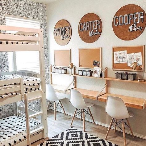 With three kids in one room, things can get crazy....but that is definitely not the case here! @brittaniborenleach makes such great use of this space and truly puts the “fun” in functional! Kids Homework Room, Desk Station, Kids Homework Station, Homeschool Room Design, Side Desk, Homework Room, Design Ložnic, Kids Homework, Shared Bedroom