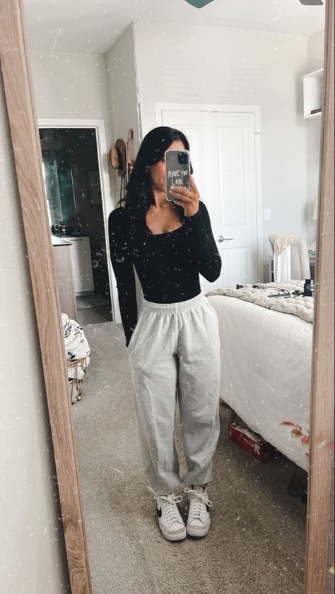 Comfy Outing Outfits, Comfy Outfits Joggers, Outfit Inspo With Joggers, Outfit Inspirations Sweatpants, Womens Sweatpants Outfits Casual, Roots Sweatpants Outfit School, Joggers Outfit Inspo Women, Black Jogger Sweatpants Outfit, Grey Nike Joggers Outfit Women