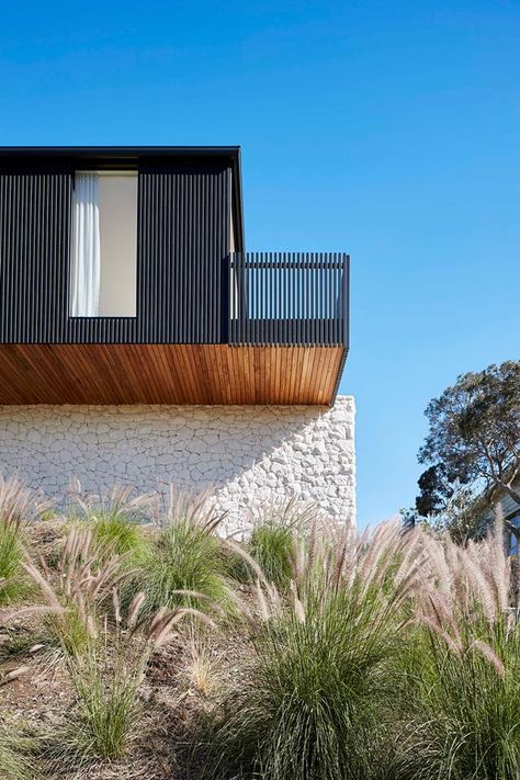 When it came to creating her own Sorrento beach house, interior designer Sally Caroline opted for a calming, white-on-white palette, fully integrated kitchen appliances and a 30 metre-long glass façade that frames the sublime coastal views. Her she discusses the process behind creating a contemporary beach house for her family. Sally Caroline, Integrated Kitchen, Sorrento Beach, Beach House Room, Beach Home Interiors, Beautiful Beach Houses, Contemporary Beach House, Stone Photography, Beach House Exterior