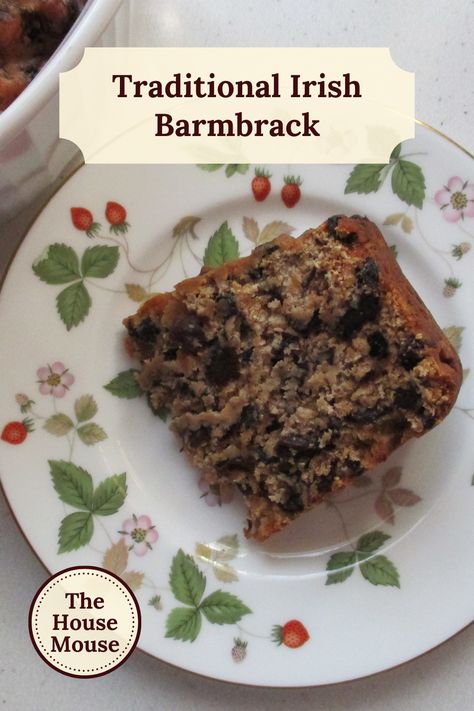 A slice of barmbrack cake on a wild strawberry-patterned plate. Irish Fruit Cake, Irish Tea Brack Recipe, Tea Brack Recipe, Irish Tea Cake Recipe, Irish Barmbrack, Irish Tea, Irish Country, Fruitcake Recipes, Incredible Edibles