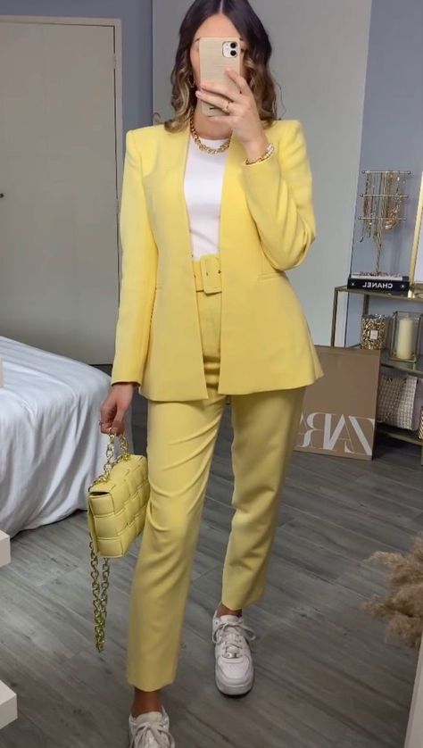 Colorful Business Outfits For Women, Suit And Sneakers Women, Blazer And Skirt Outfits, Yellow Blazer Outfit, Casual Outfits For Work, Pantalon Orange, Outfits Professional, Business Casual Blazer, Casual Work Outfits Women