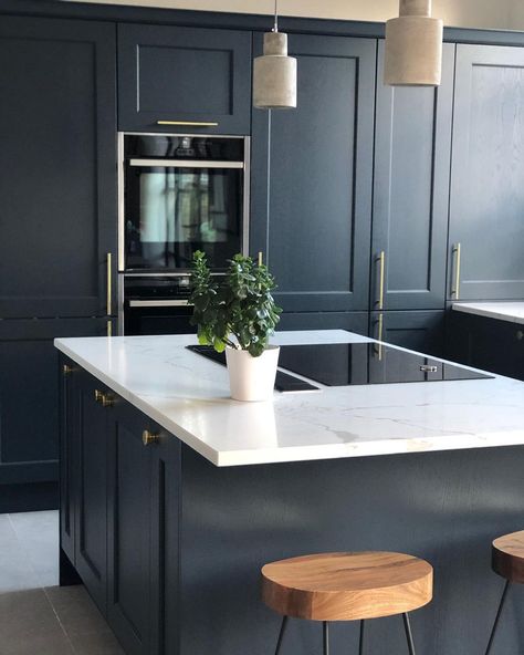 Kitchen Island Hob Extractor, Island Hob Kitchen, Blue Kitchen Marble Worktop, Dark Blue Shaker Kitchen, Induction Hob On Island Kitchen, Dark Blue Island Kitchen, Dark Blue And White Kitchen, Dark Blue Kitchen Island, Kitchen Island With Hob