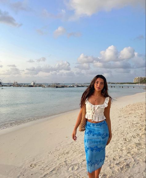 Beach Skirt Outfit, Midi Skirt Y2k, Boho Beach Outfit, Tropical Outfits, Cancun Outfits, Beach Girl Outfits, Thailand Outfit, Tropical Skirt, Midi Skirts Summer