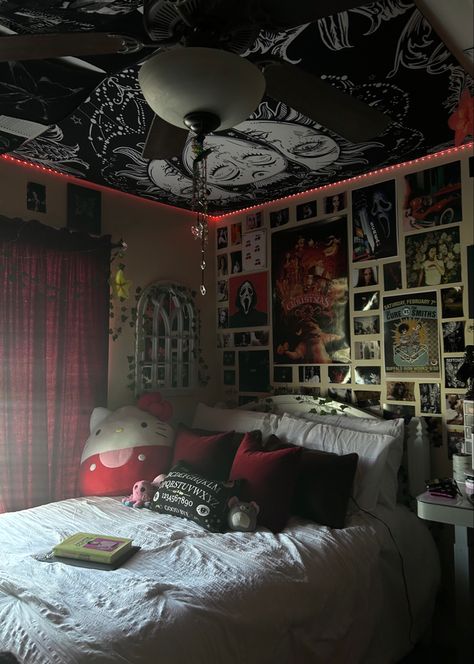 Black Wall Room Ideas, Alternative Bedroom, Punk Room, Dream Bedroom Inspiration, Cool Room Decor, Chill Room, Retro Room, Room Redesign, Redecorate Bedroom