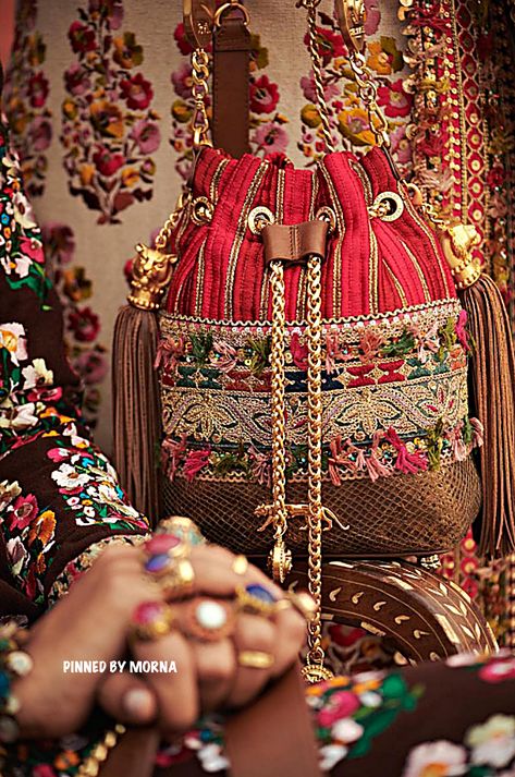 Sabyasachi Mukherjee : India. Sabyasachi Purse, Sabyasachi Bags, Pearl Ideas, Sabyasachi Mukherjee, Knitting Bag Pattern, Bag Styles, Potli Bag, Floral Clutches, Knitting Bag