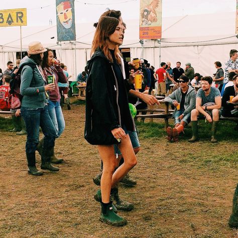 Spotted: Alexa Chung at Glastonbury 2014 wearing the Hunter Original Chelsea boots from the A/W14 London Fashion Week collection. Chelsea Hunter Boots Outfit, Hunter Chelsea Boots Outfit, Chelsea Rain Boots Outfit, Chelsea Hunter Boots, Chelsea Boot Outfits Women, Trendy Black Heels, Hunter Chelsea Boots, Hunter Chelsea, Boots With Leg Warmers